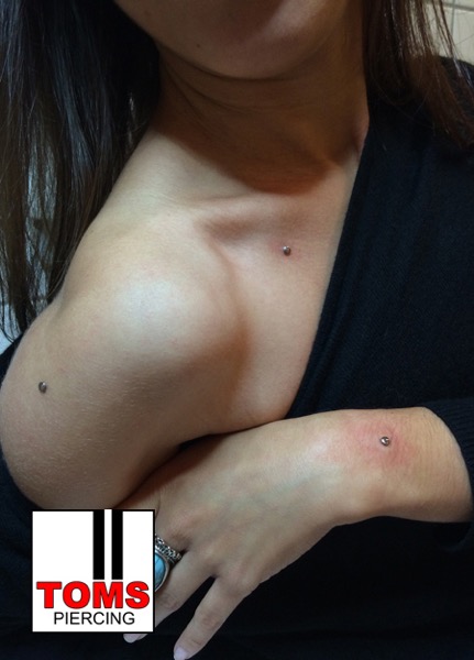 Microdermalpiercing3.jpg