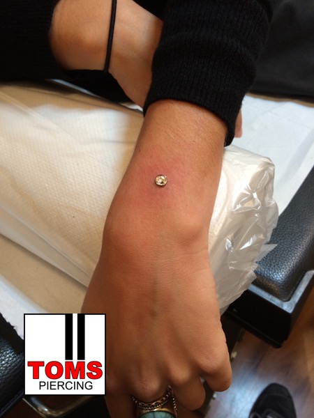 Microdermalpiercing14.jpg